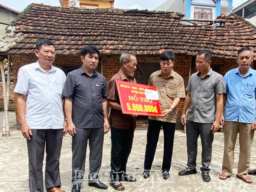 Yên Mỹ: Trao hỗ trợ 2 gia đình có hoàn cảnh khó khăn bị thiệt hại do bão số 3