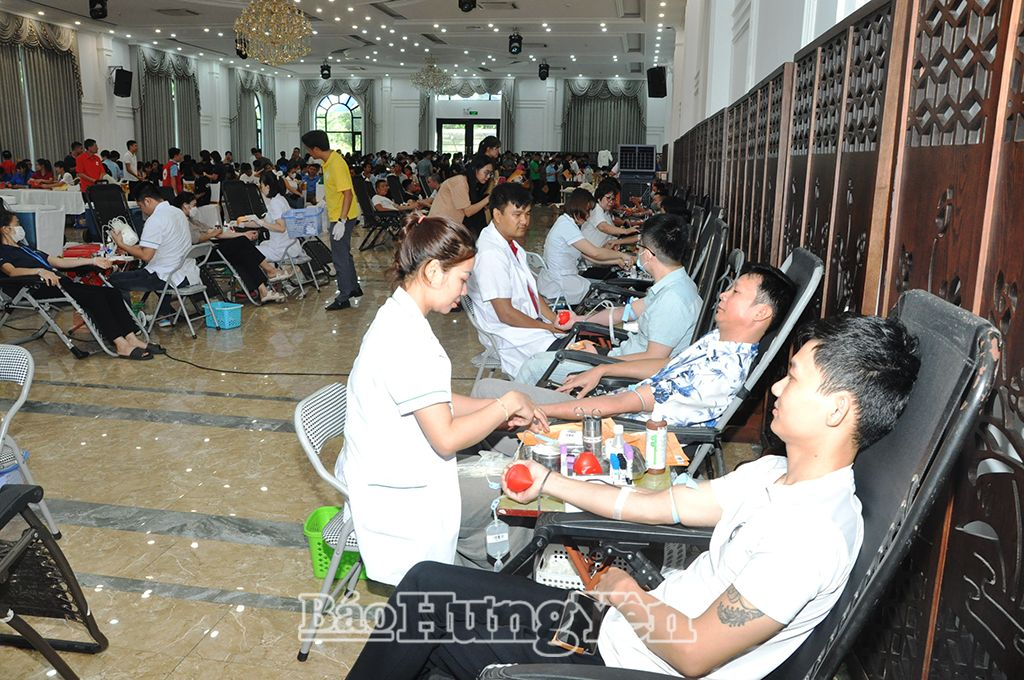 Công nhân lao động hăng hái hiến máu tình nguyện