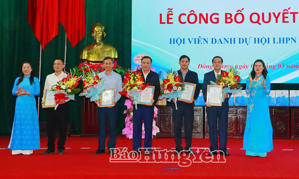 Xã Đông Hưng: Trao quà tặng phụ nữ có hoàn cảnh khó khăn