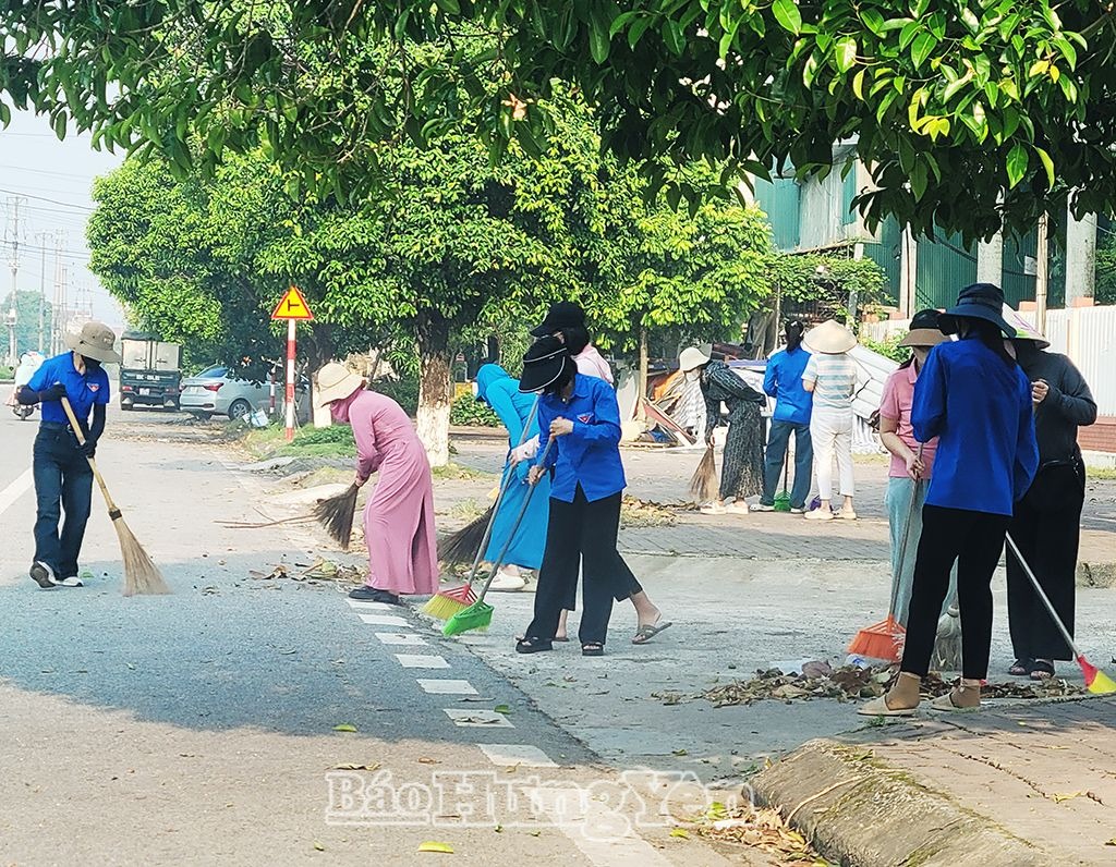 Chung tay dọn vệ sinh, tạo dựng cảnh quan môi trường sau bão lũ