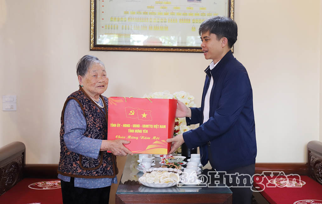 Các đồng chí Ủy viên Ban Thường vụ Tỉnh ủy, lãnh đạo UBND tỉnh trao quà Tết tại các địa phương