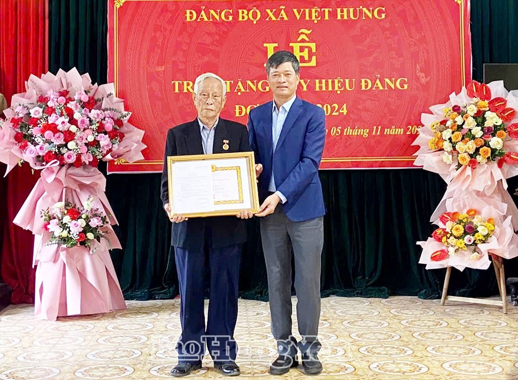 Trao Huy hiệu Đảng đợt 7/11 tặng các đảng viên ở huyện Văn Lâm