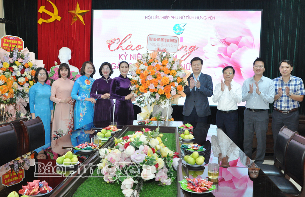 Đồng chí Phó Bí thư Thường trực Tỉnh ủy Trần Quốc Toản chúc mừng Hội Liên hiệp Phụ nữ tỉnh