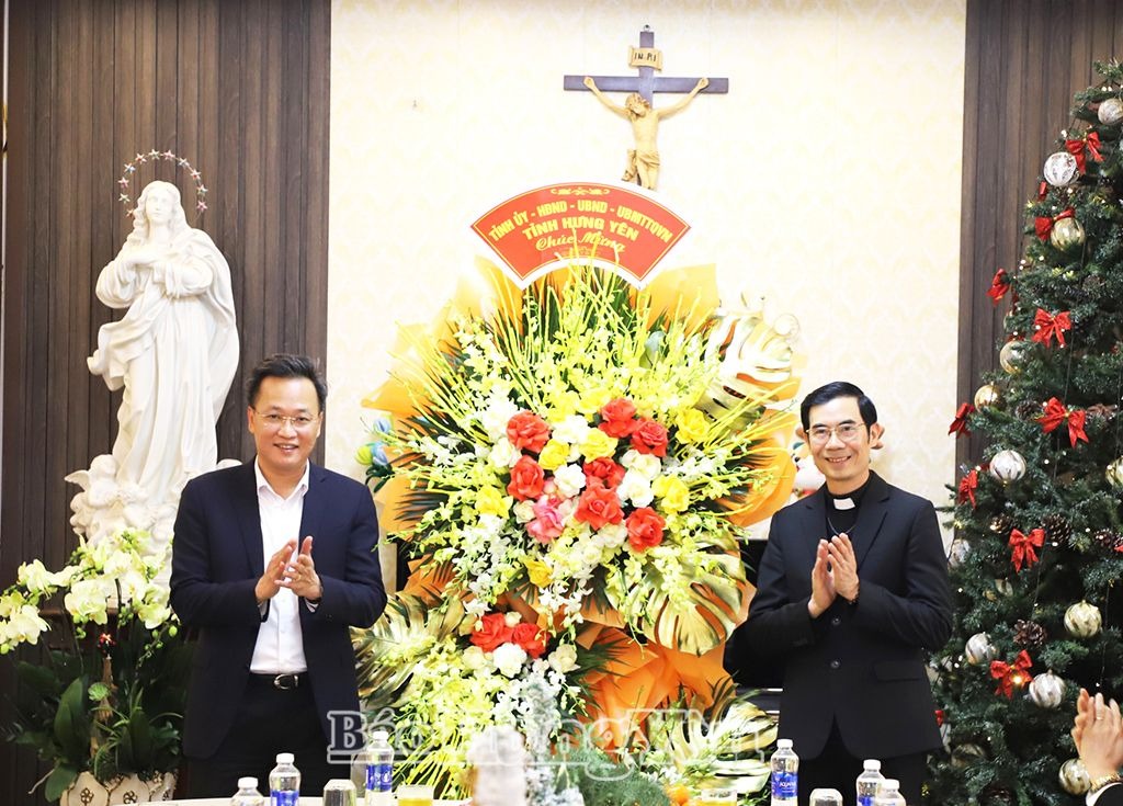 Đoàn công tác của Tỉnh ủy, Ban Chỉ đạo công tác tôn giáo tỉnh thăm, chúc mừng Giáo xứ thành phố Hưng Yên