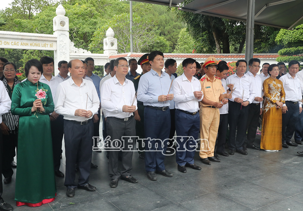 Đoàn cán bộ tỉnh dâng hương, dâng hoa tưởng niệm các Anh hùng liệt sĩ tại Quảng Trị và Hà Tĩnh