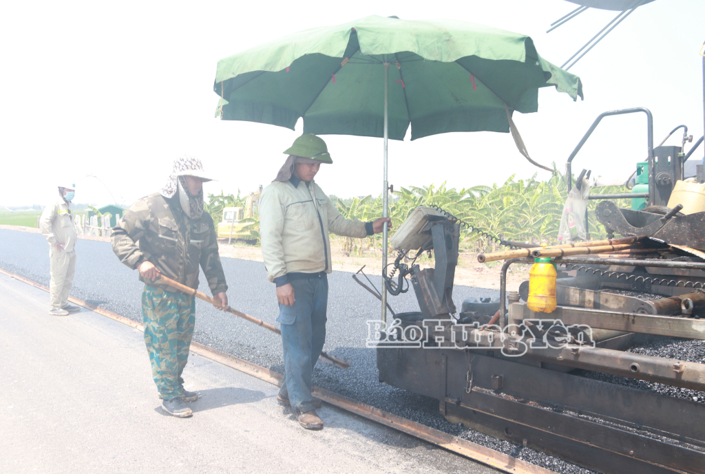 “Vượt nắng, thắng mưa” trên công trường