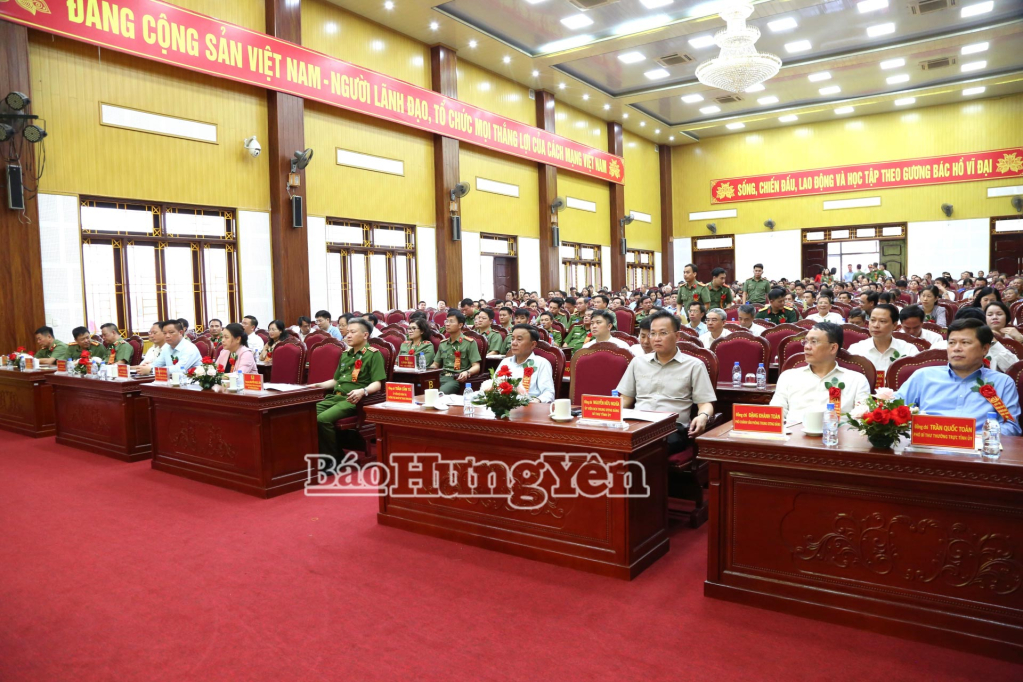 Đồng chí Trần Cẩm Tú, Ủy viên Bộ Chính trị, Thường trực Ban Bí thư dự ngày hội toàn dân bảo vệ an ninh Tổ quốc tại xã Đông Hưng