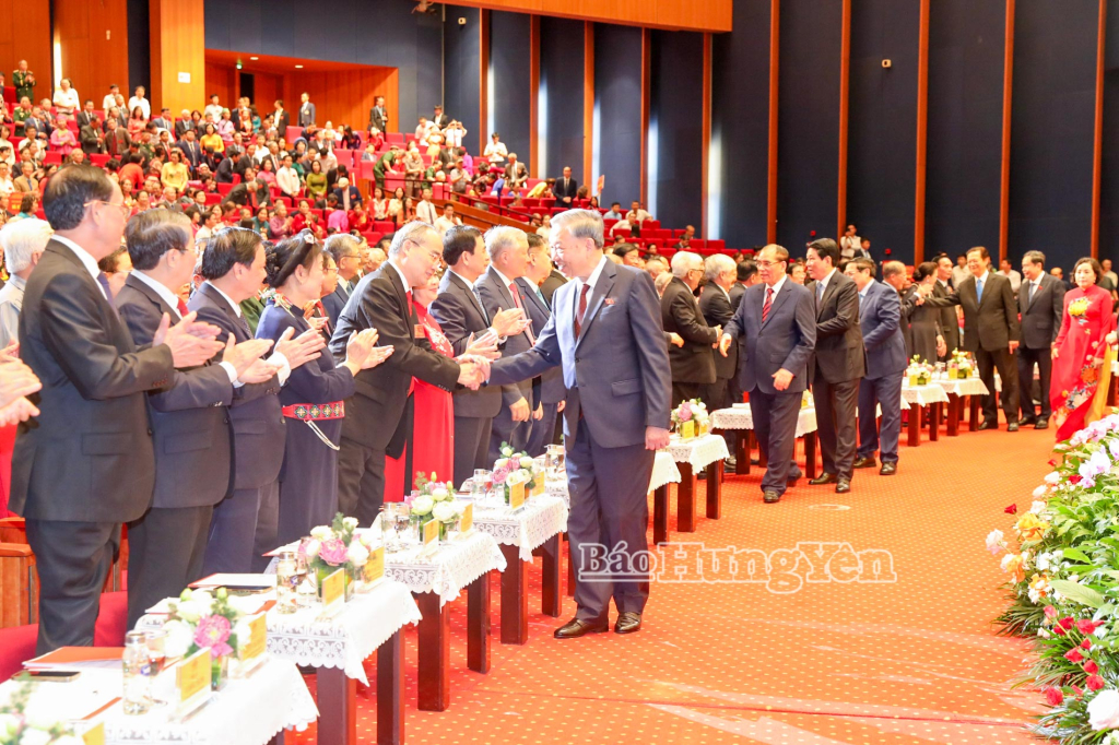 Tổng Bí thư Tô Lâm gặp mặt các thế hệ đại biểu Quốc hội