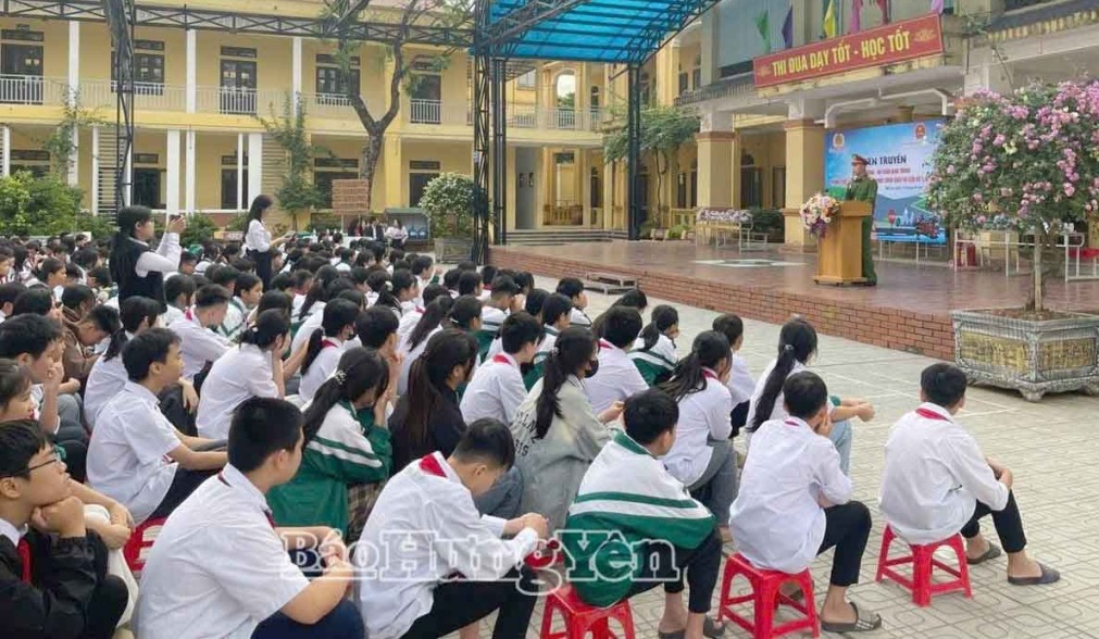 Công an xã Mễ Sở: Giúp người dân sử dụng mạng xã hội an toàn, đúng pháp luật
