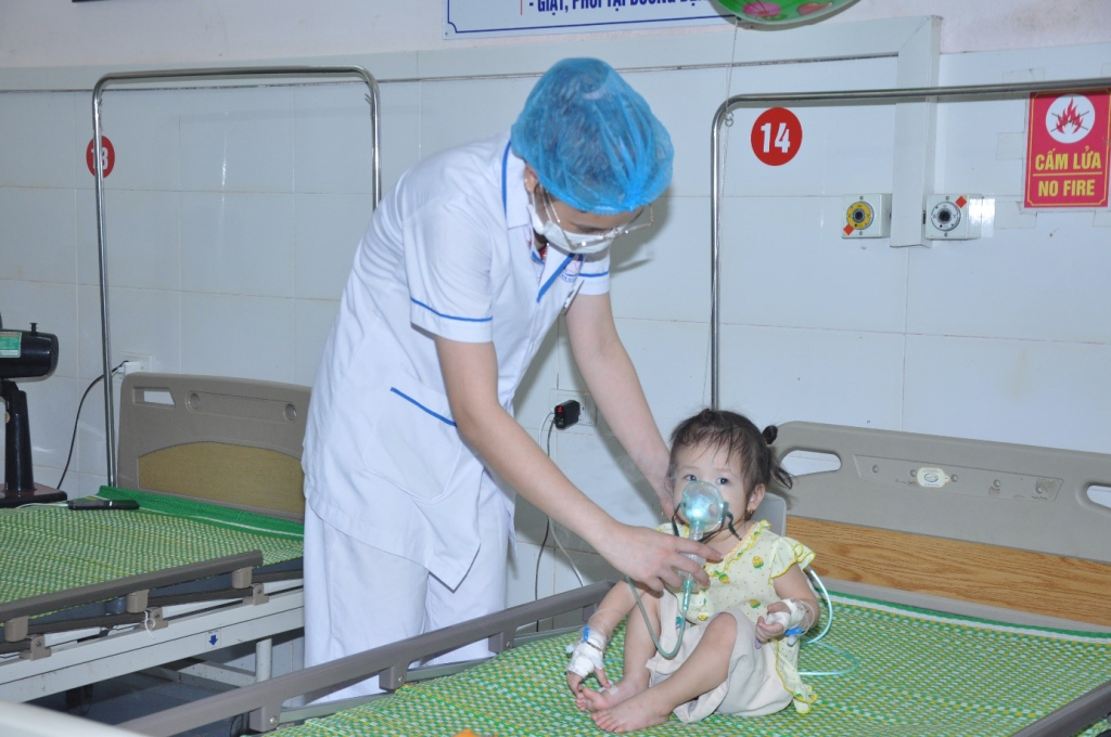 Nhiều trẻ em viêm phổi với triệu chứng dễ nhầm với cảm cúm