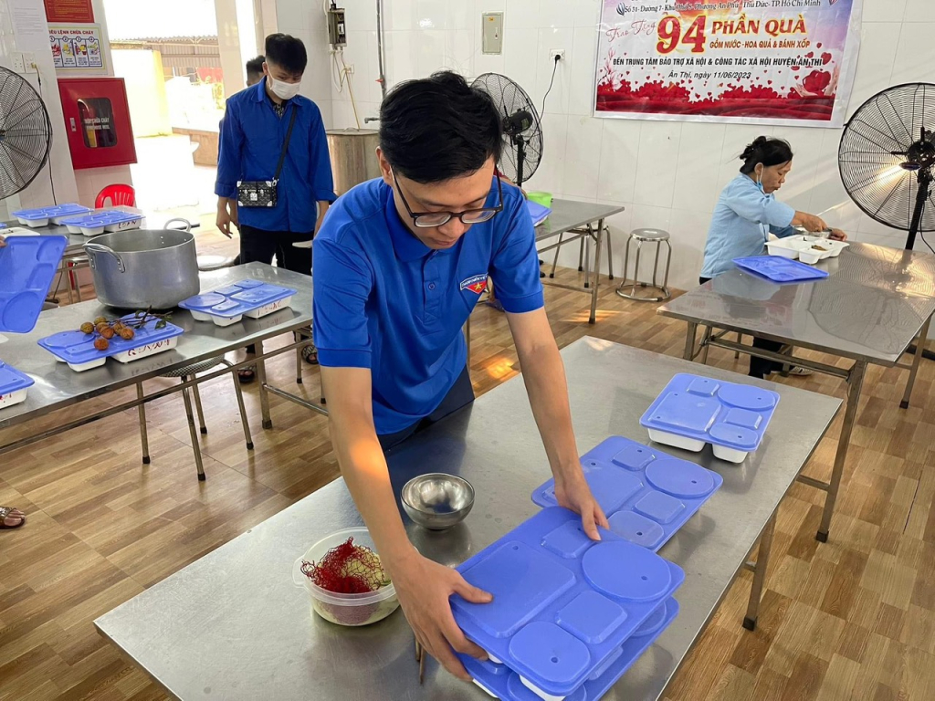 Ấm tình những bữa cơm thiện nguyện