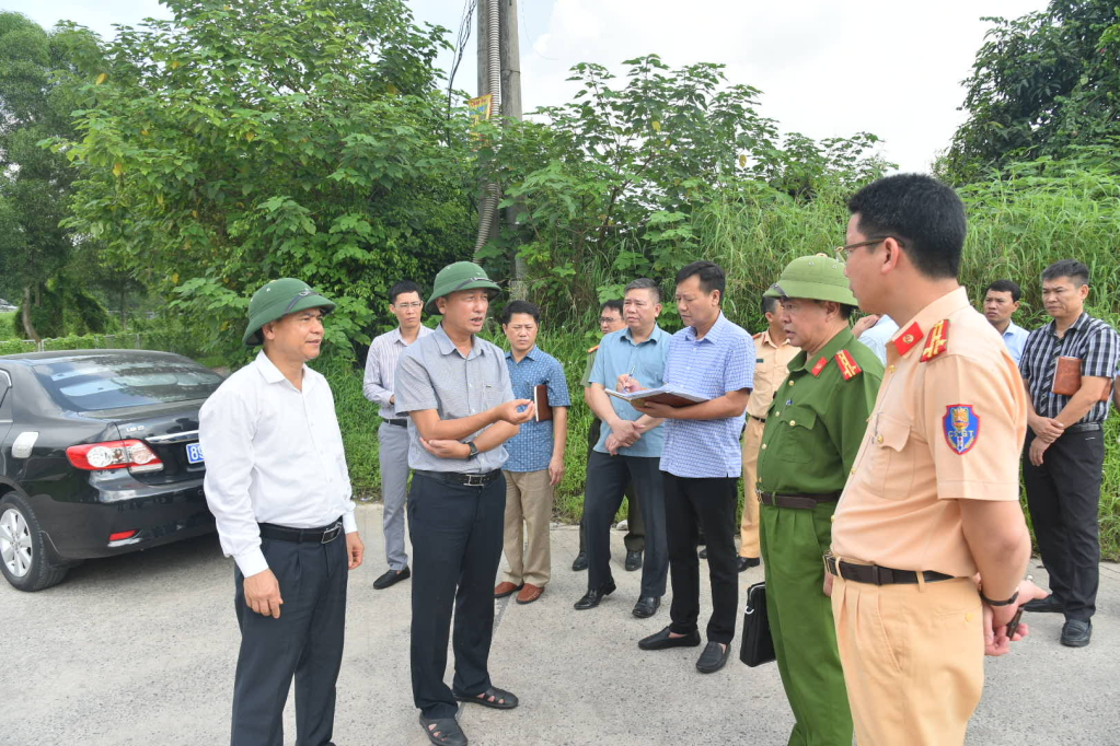 Phó Chủ tịch UBND tỉnh Nguyễn Hùng Nam kiểm tra một số vị trí tiềm ẩn nguy cơ tai nạn giao thông