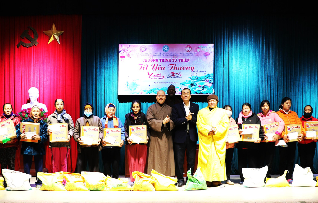 Trung ương Giáo hội Phật giáo Việt Nam trao 1.300 suất quà Tết tặng hộ nghèo, cận nghèo,  đối tượng chính sách trong tỉnh