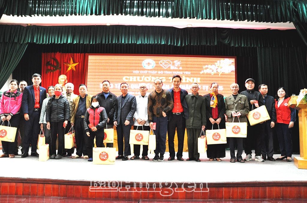 Tặng quà “Tết nhân ái” Xuân Ất Tỵ 2025