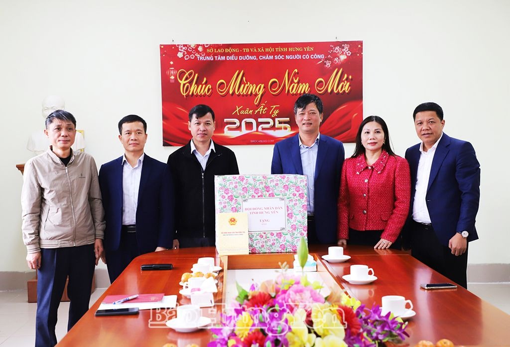 Đoàn công tác của Thường trực HĐND tỉnh thăm, tặng quà Tết các cơ sở trợ giúp xã hội