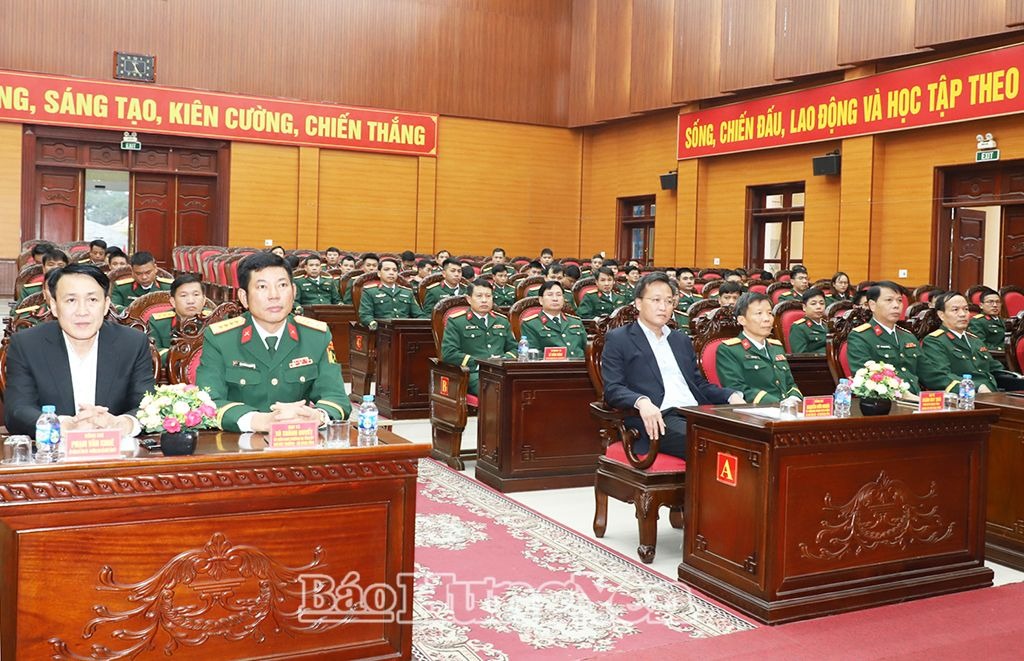 Trao Huy hiệu 30 năm tuổi Đảng tặng Đại tá Tô Thành Quyết