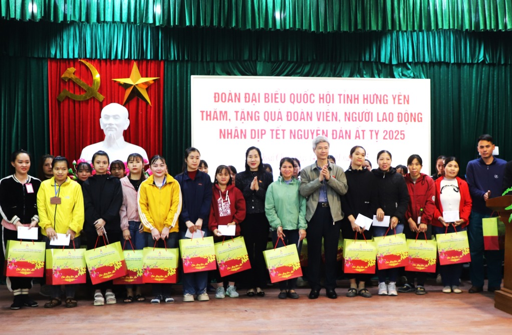 Tặng quà Tết cho đoàn viên, người lao động 