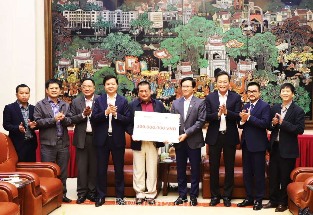 Báo Nhân Dân tặng quà Tết các gia đình chính sách trên địa bàn tỉnh