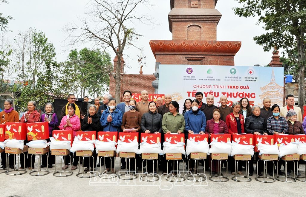 Trao tặng 300 suất quà “Tết yêu thương” 