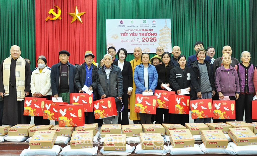 Trao 700 suất quà “Tết yêu thương” tại thành phố Hưng Yên và huyện Tiên Lữ