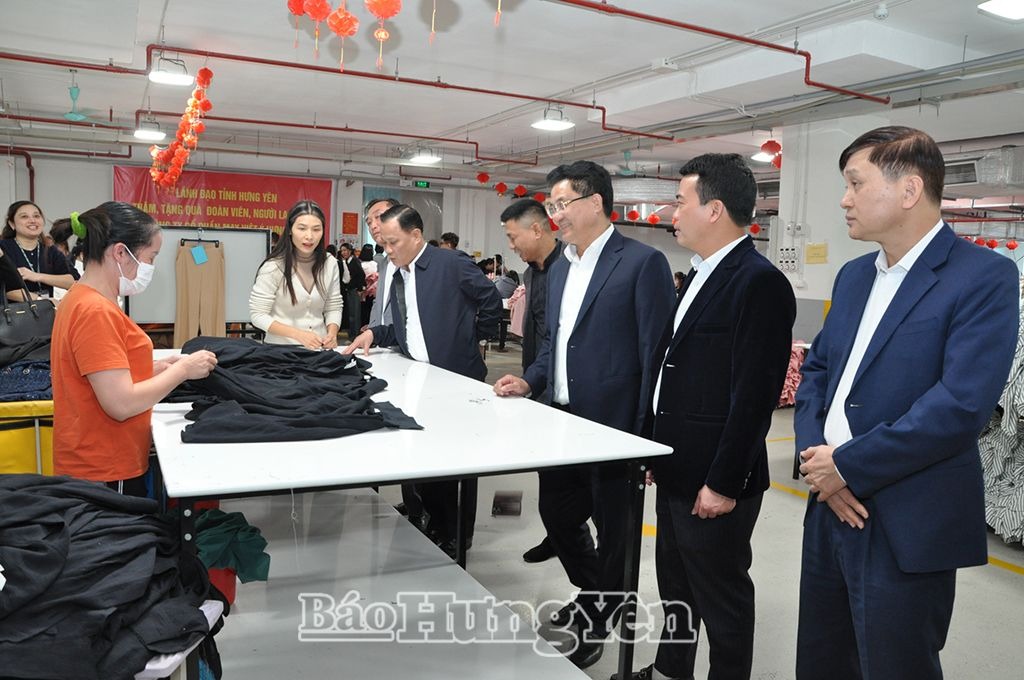 Chủ nhiệm Ủy ban Kiểm tra Tỉnh ủy Lê Quang Hòa thăm, làm việc với doanh nghiệp và trao quà Tết tặng người lao động có hoàn cảnh khó khăn tại huyện Khoái Châu