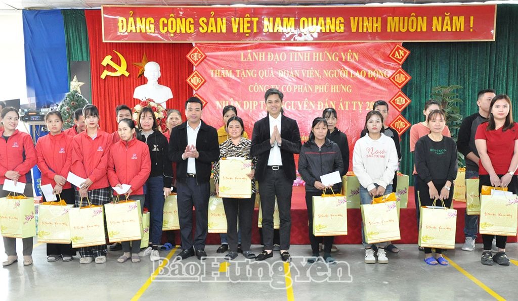 Trưởng ban Nội chính Tỉnh ủy Nguyễn Văn Chiến thăm, làm việc với doanh nghiệp và trao quà Tết tặng đoàn viên, người lao động có hoàn cảnh khó khăn tại huyện Phù Cừ