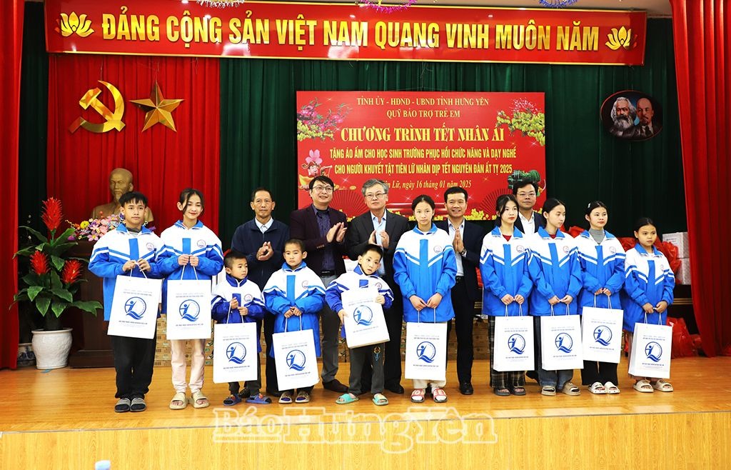 Phó Chủ tịch UBND tỉnh Nguyễn Duy Hưng thăm, tặng quà Trường Phục hồi chức năng và dạy nghề cho người khuyết tật Tiên Lữ