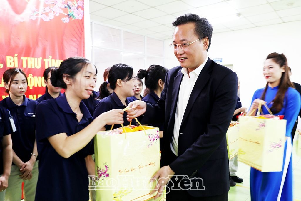 Đồng chí Bí thư Tỉnh ủy Nguyễn Hữu Nghĩa thăm, tặng quà công nhân, người lao động nhân dịp Tết Nguyên đán