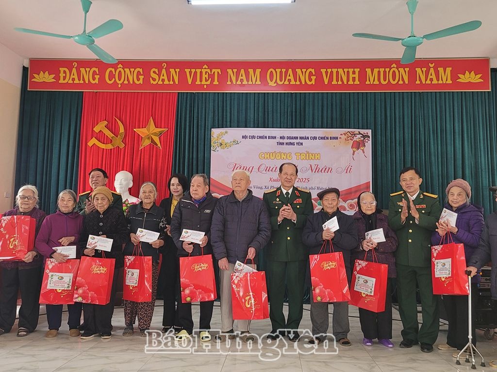 Tặng quà Tết trẻ em có hoàn cảnh khó khăn, người cao tuổi, hội viên cựu chiến binh tại huyện Tiên Lữ và thành phố Hưng Yên