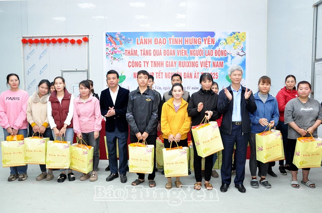 Trao quà Tết tặng đoàn viên, người lao động nhân dịp Tết Nguyên đán Ất Tỵ 2025