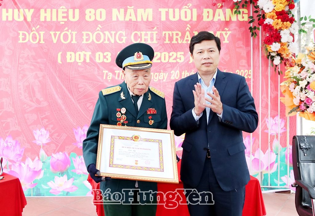 Đồng chí Phó Bí thư Thường trực Tỉnh ủy, Chủ tịch HĐND tỉnh Trần Quốc Toản trao Huy hiệu 80 năm tuổi Đảng tặng đảng viên tại xã Chính Nghĩa