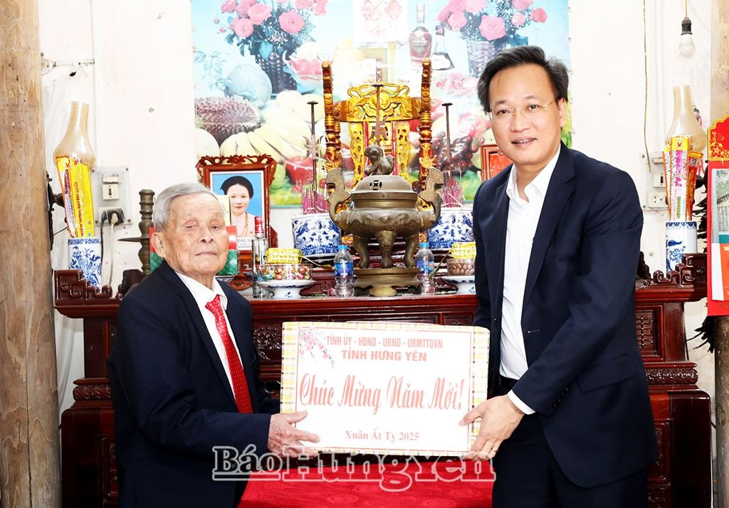 Bí thư Tỉnh ủy Nguyễn Hữu Nghĩa trao Huy hiệu Đảng và tặng quà Tết các đảng viên cao tuổi Đảng tiêu biểu tại thành phố Hưng Yên