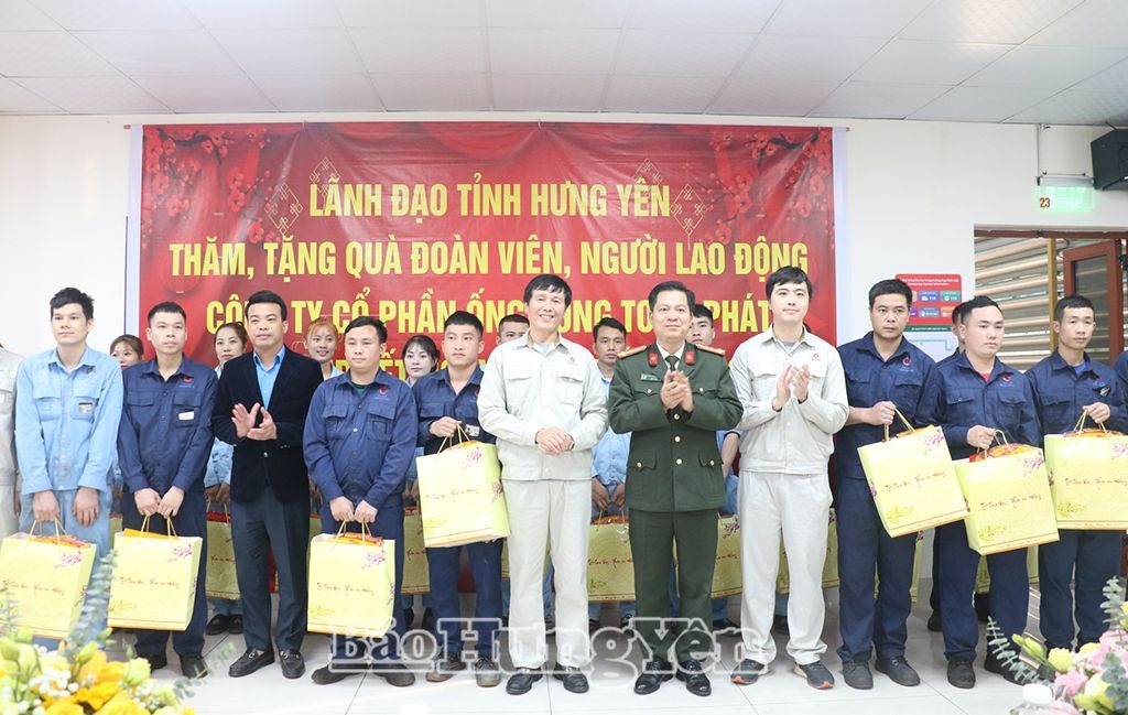 Trao quà Tết tặng đoàn viên, người lao động có hoàn cảnh khó khăn 