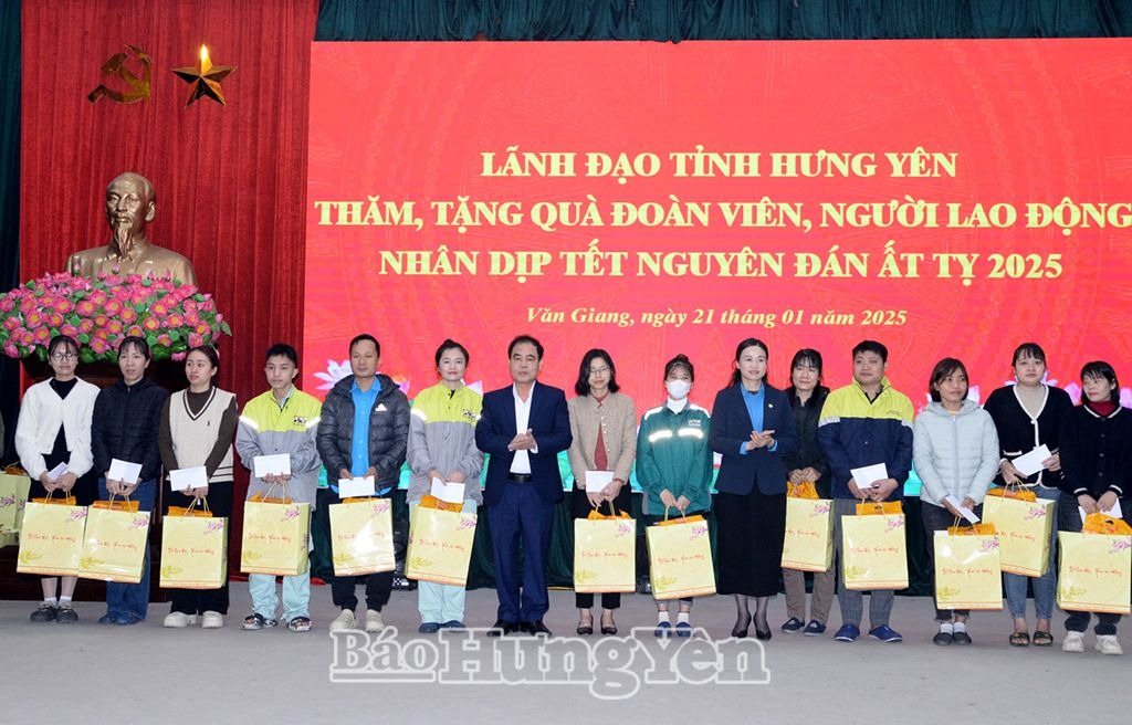 Trao quà Tết tặng đoàn viên công đoàn và người lao động có hoàn cảnh khó khăn tại huyện Văn Giang