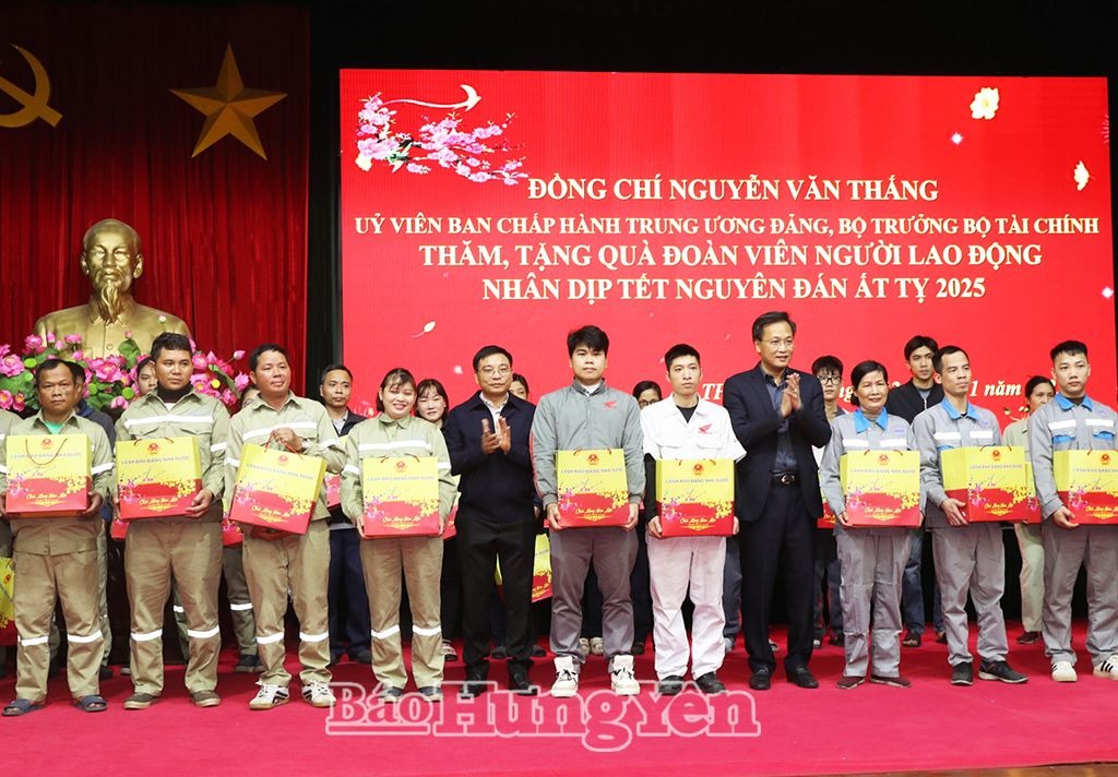 Bộ trưởng Bộ Tài chính Nguyễn Văn Thắng thăm, tặng quà đoàn viên, người lao động tại thành phố Hưng Yên