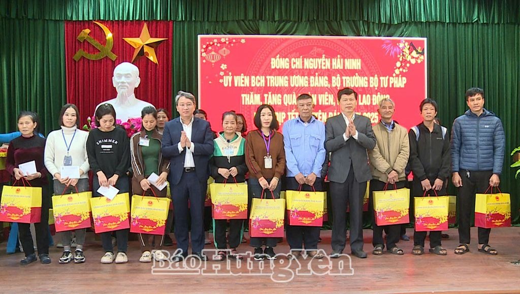 Bộ trưởng Bộ Tư pháp Nguyễn Hải Ninh thăm, tặng quà đoàn viên, người lao động tại huyện Khoái Châu