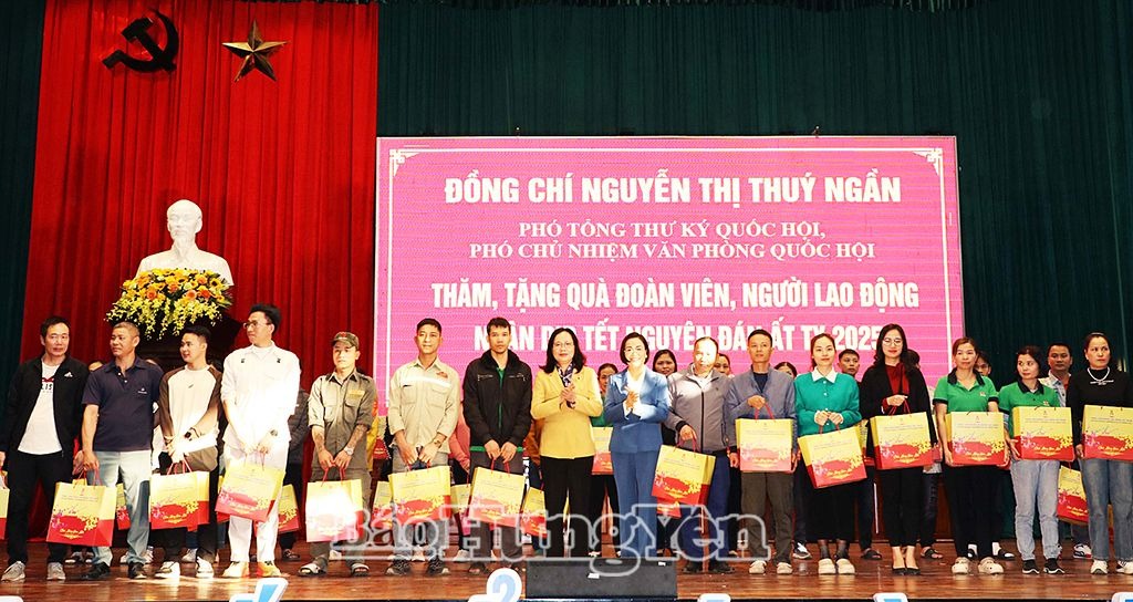 Phó Tổng Thư ký Quốc hội, Phó Chủ nhiệm Văn phòng Quốc hội Nguyễn Thị Thúy Ngần tặng quà Tết đoàn viên, người lao động tại thị xã Mỹ Hào
