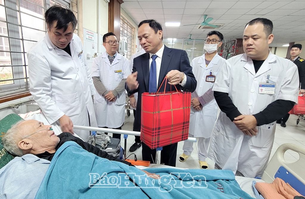 Chủ tịch UBND tỉnh Trần Quốc Văn thăm, động viên một số cơ quan, đơn vị trực Tết 