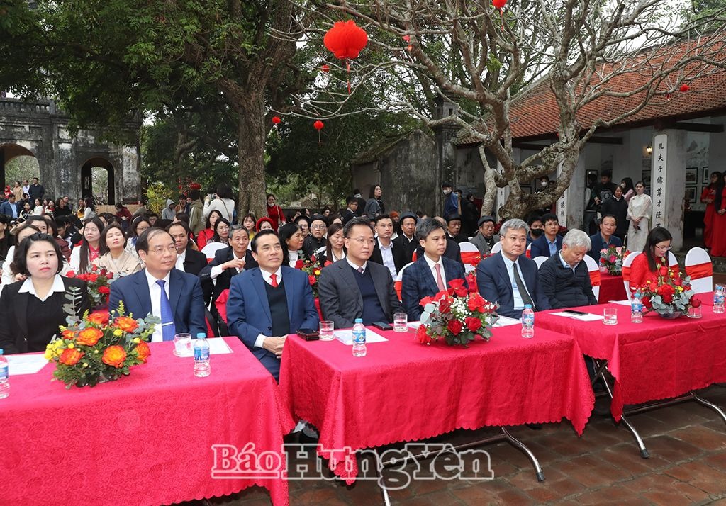 Triển lãm thư pháp, hát ca trù và cho chữ đầu xuân năm 2025