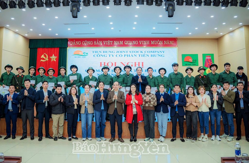 Tặng quà thanh niên chuẩn bị nhập ngũ năm 2025