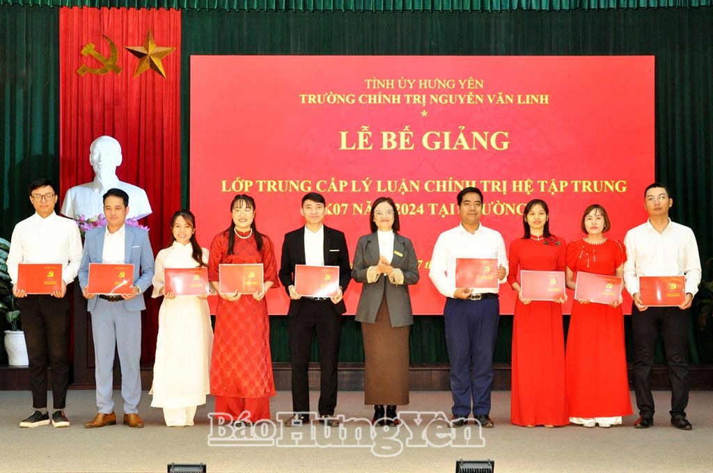 Bế giảng lớp trung cấp lý luận chính trị hệ tập trung K-07 