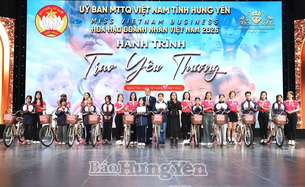 Chương trình “Hành trình trao yêu thương” tặng xe đạp cho học sinh có hoàn cảnh khó khăn