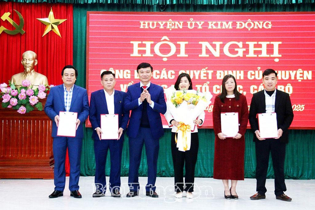 Kim Động: Công bố các quyết định, nghị quyết về công tác tổ chức, cán bộ