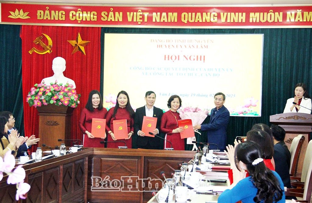 Văn Lâm: Công bố các quyết định về công tác tổ chức, cán bộ