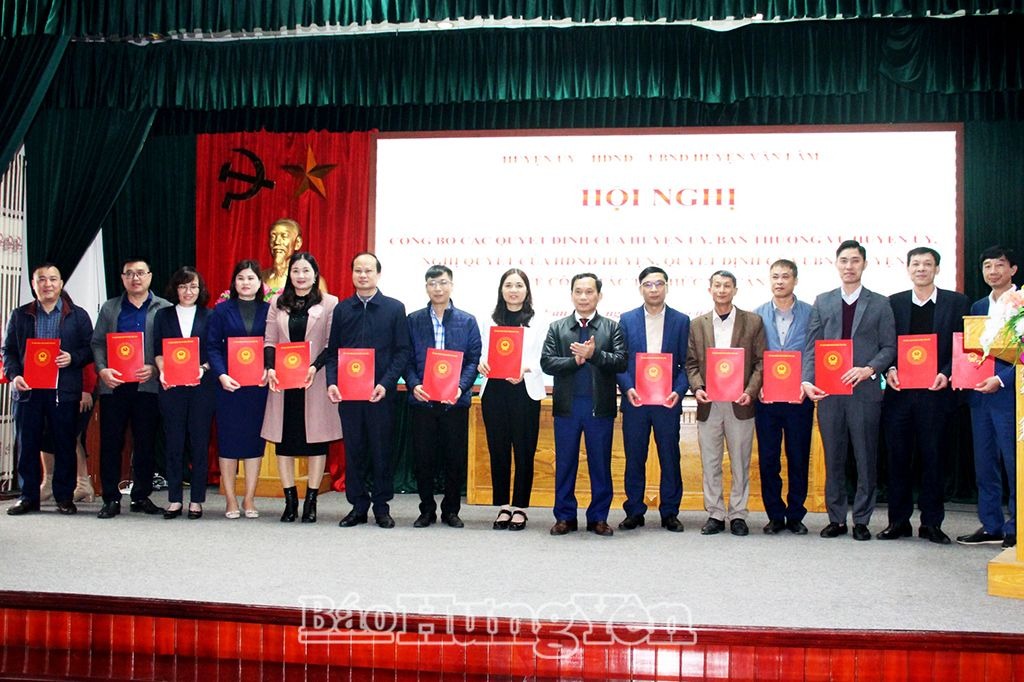 Văn Lâm: Công bố các quyết định, nghị quyết về công tác tổ chức và cán bộ