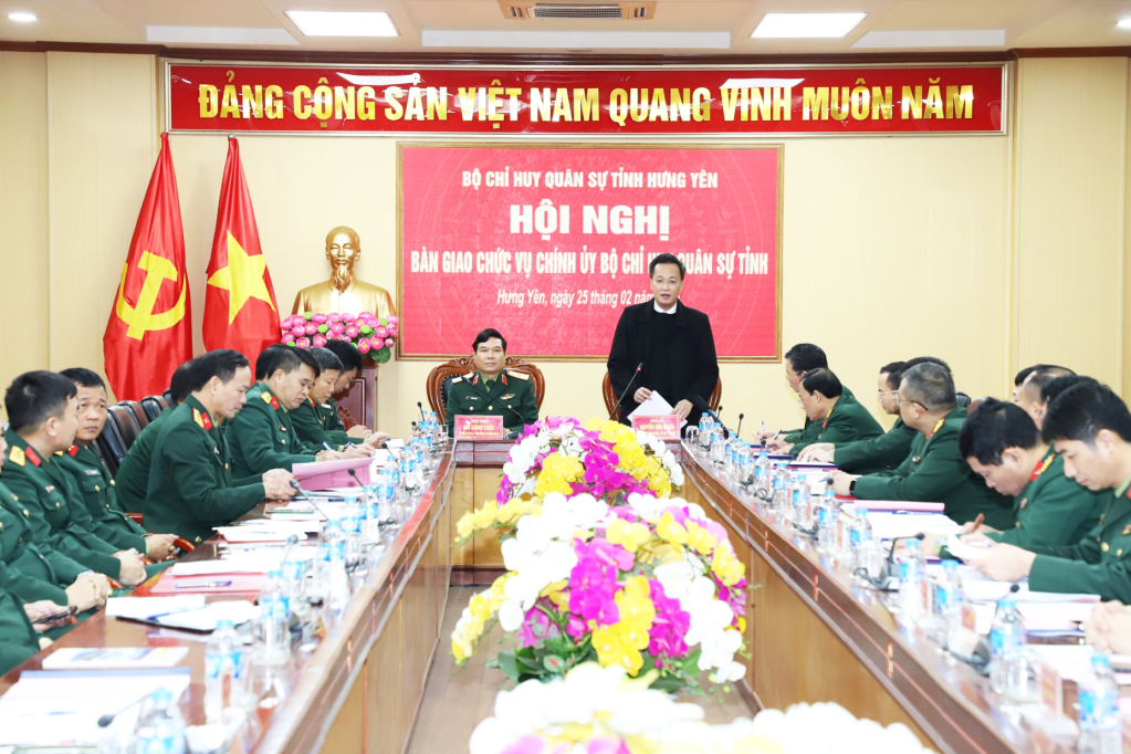 Bàn giao chức vụ Chính ủy Bộ Chỉ huy quân sự tỉnh