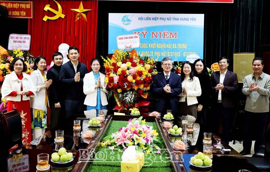 Phó Chủ tịch UBND tỉnh Nguyễn Duy Hưng tặng hoa chúc mừng Hội Liên hiệp phụ nữ tỉnh