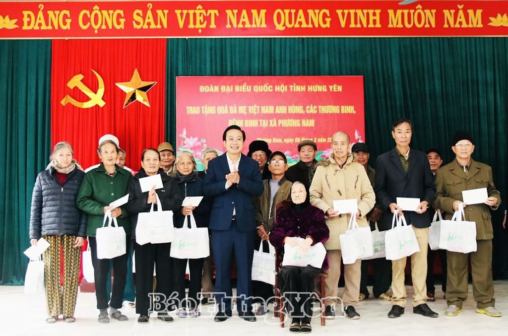 Đoàn đại biểu Quốc hội tỉnh trao quà tặng Bà mẹ Việt Nam Anh hùng, thương binh, bệnh binh tại thành phố Hưng Yên và huyện Tiên Lữ