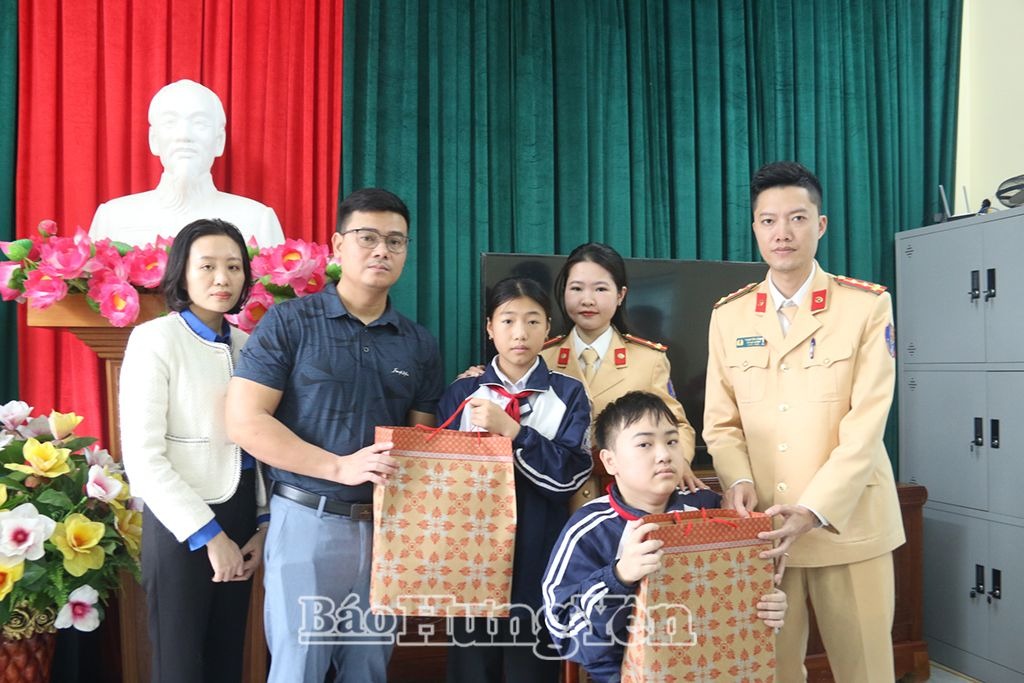 Tặng quà học sinh có hoàn cảnh đặc biệt khó khăn tại Trường THCS Quang Hưng (Phù Cừ)