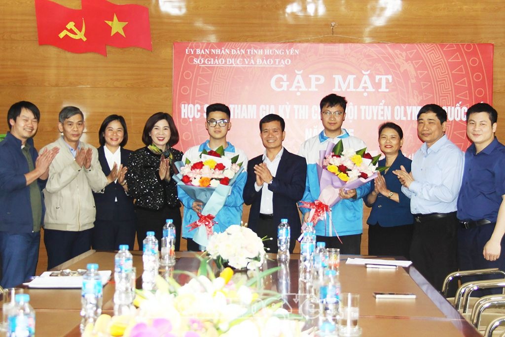 Gặp mặt 2 học sinh xuất sắc tham dự Kỳ thi chọn đội tuyển quốc gia dự thi Olympic khu vực và quốc tế năm 2025